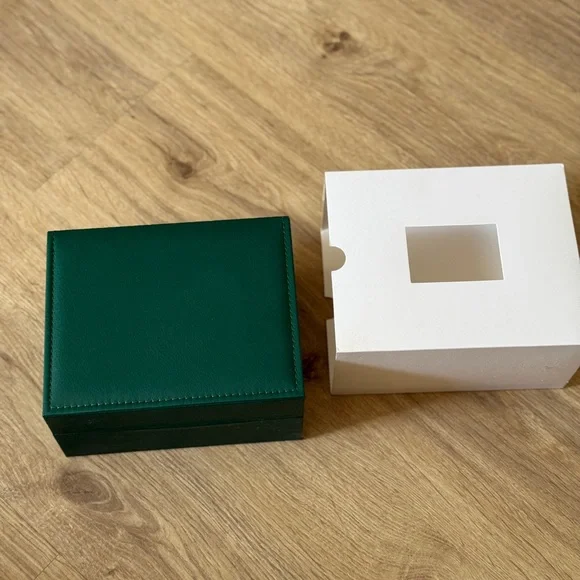 Luxury Elegant Green Watch Box with brown leather inside - Picture 4 of 5